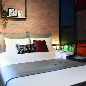 q-luxury-rooms.hotelschalkidiki.net/